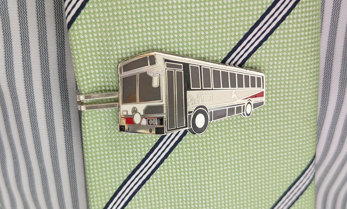 今日のネクタイピンは奈良3区を走る、日本一長い路線バス「八木新宮線