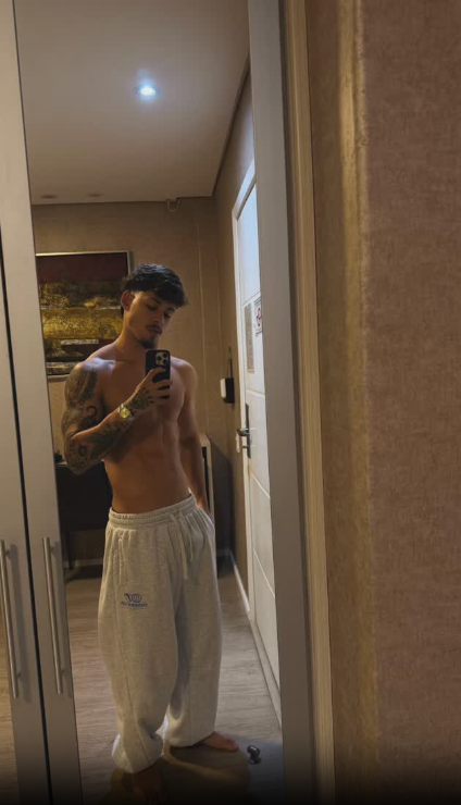 50tonsdele's tweet photo. Aquela selfiezinha no quarto 🤳 https://t.co/4JEMlbF4S8