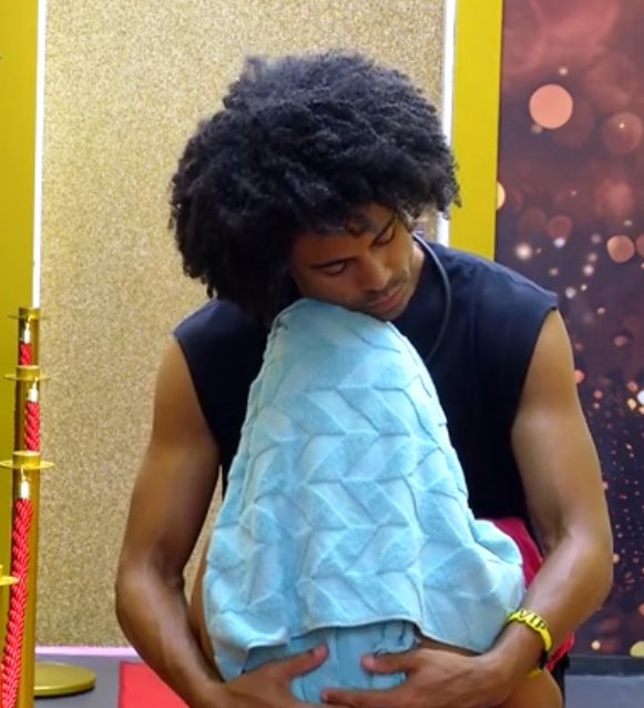 mundicomenta's tweet image. também quero ser consolada pelo breno onde eu entro na fila?