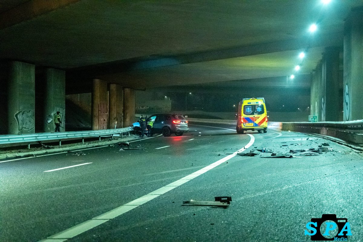 Automobilist klapt met hoge snelheid in vangrail A16