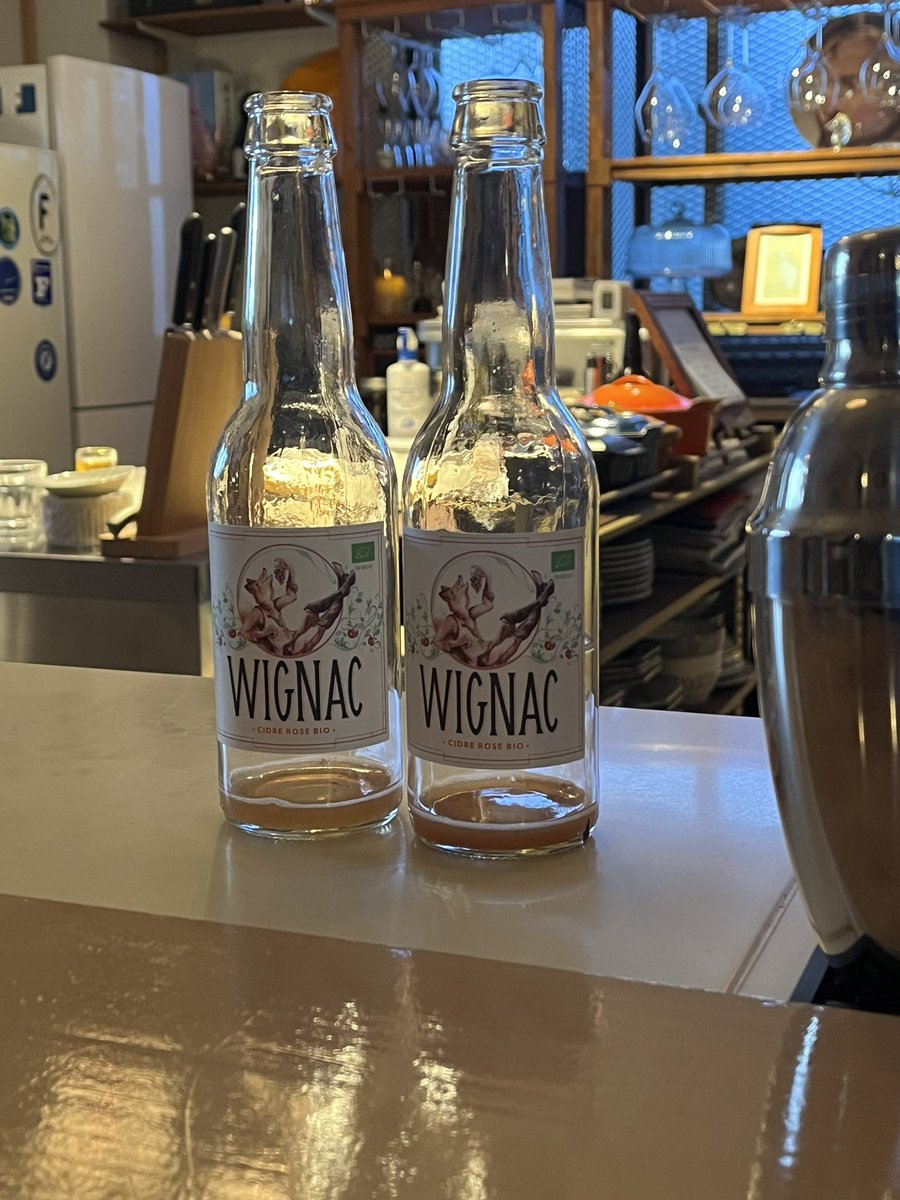 このシードル美味しかったなぁ

Wignac ウィニャック シードル ロゼ

天然りんご果汁と3種のぶどう果汁をブレンドした、赤系ベリーを感じる軽やかな中辛口。

ベルギーに本社を構える会社のフランス産シードル。