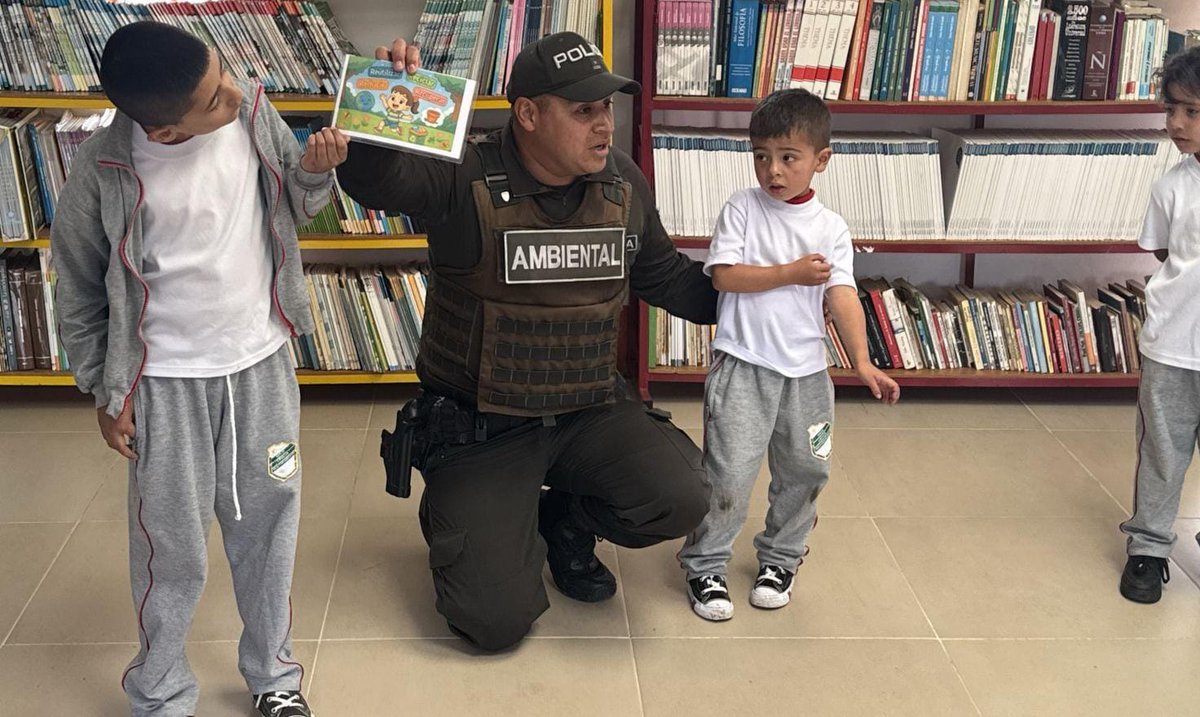 #Sonsón | En el Día Mundial de la Educación Ambiental, nuestros uniformados del grupo de Policía Ambiental y Recursos Naturales desarrollaron actividades lúdicas y recreativas en planteles educativos, promoviendo con docentes, niños y niñas la protección de los animales, el medio