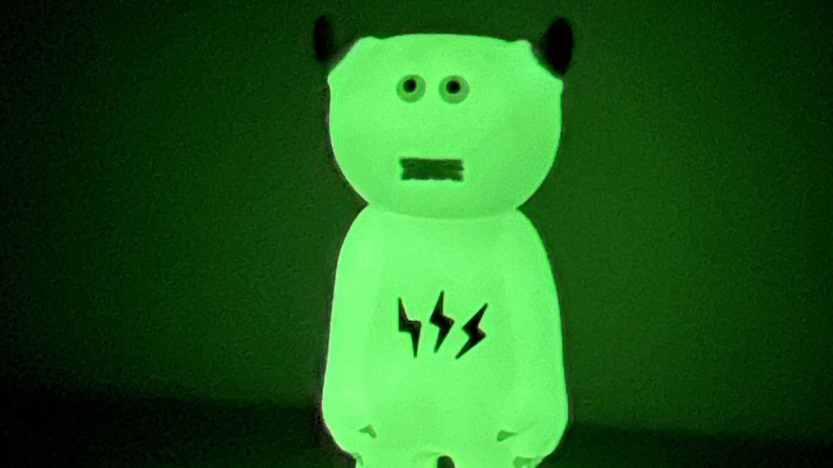 小さいキイロさんたちが我が家へ🟡🟡
近所の某シープラで発見！ソフビに負けないくらい質感がよくて、作りがほんと素晴らしいです👏🏻👏🏻

並べるとイロの違いが楽しいのでコンプがおすすめ😁(7回で揃った！)

暗闇の蓄光サンダーよく光るよ⚡️

#アサヨシ　#キイロ　#ケンエレ