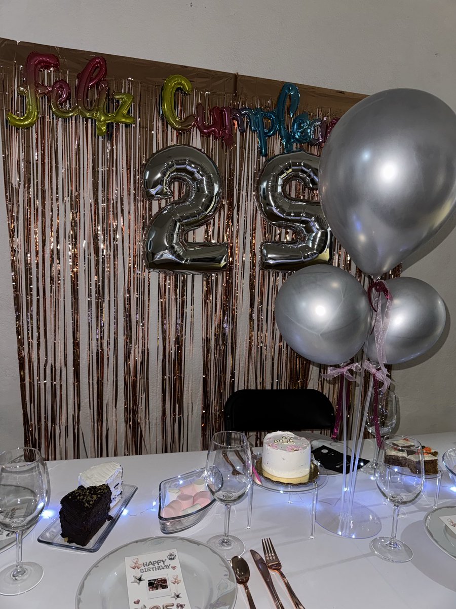 notstephr's tweet photo. mis amiguitas me organizaron una fiesta sorpresa y wow porque creo que jamás había tenido una así con amigos y wey les amo 😭 siento como si las conociera de toda la vida y amo la amistad que llevamos los 5 💗 https://t.co/22jaRnJQhD