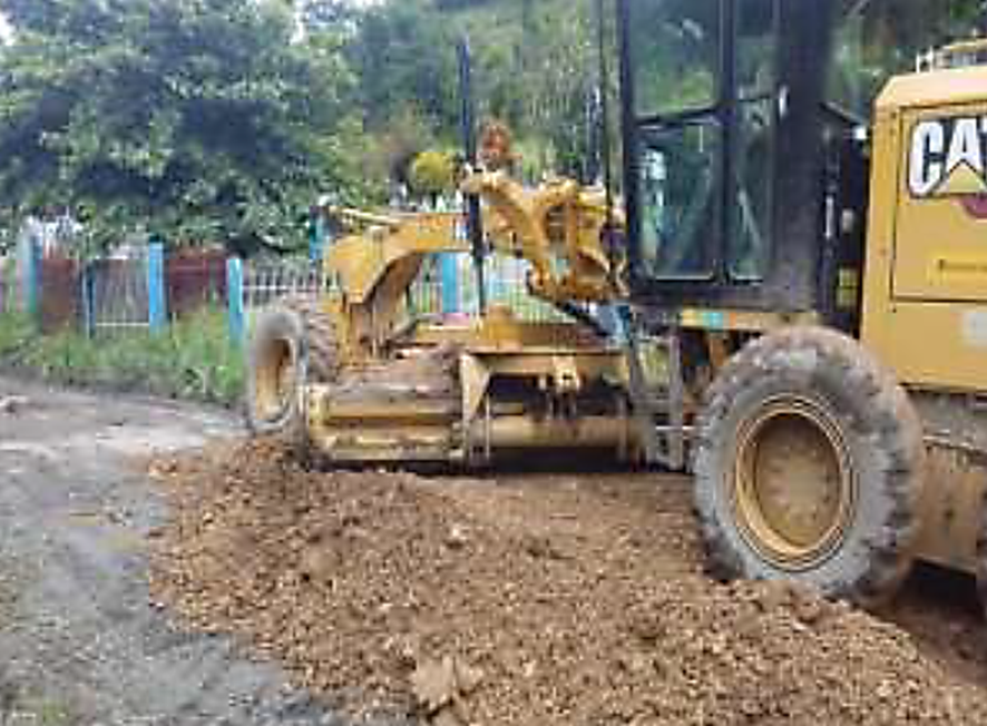 COENPeru's tweet photo. Esta madrugada se registraron #LluviasIntensas que ocasionaron daños en infraestructura de transporte en varios sectores del distrito #Yanatile, provincia Calca (Cusco), que interrumpe la vía departamental CU 105. Comuna local trabaja en la recuperación de la vía con apoyo de maquinaria pesada.
