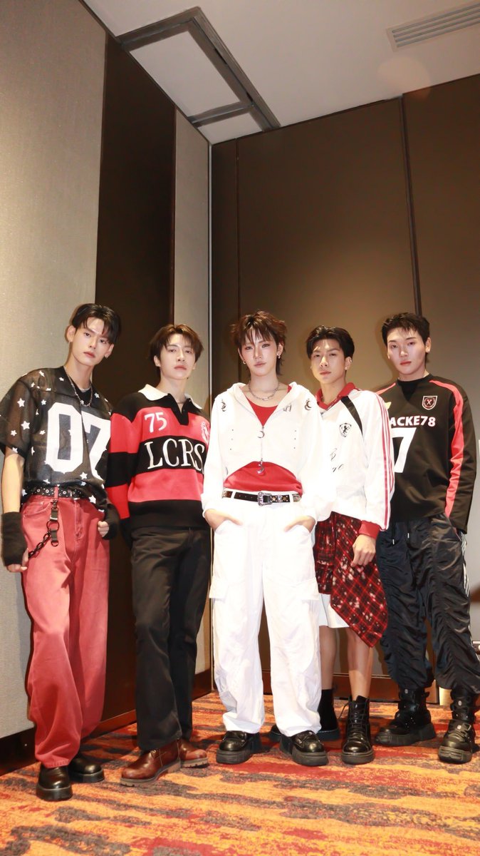 tpopenespanol's tweet photo. Artistas tailandeses le dieron la bienvenida a Bangkok al trofeo original de la Copa Mundial de la FIFA.
Al evento asistieron artistas de T-POP como #PERSES #VIIS #ppkritt #PUN, entre otros.
#โค้กเปิดฟีลซ่าส์ #FIFATrophyTour
#FIFAWorldCup #CokeTH https://t.co/i4EW0Kql52