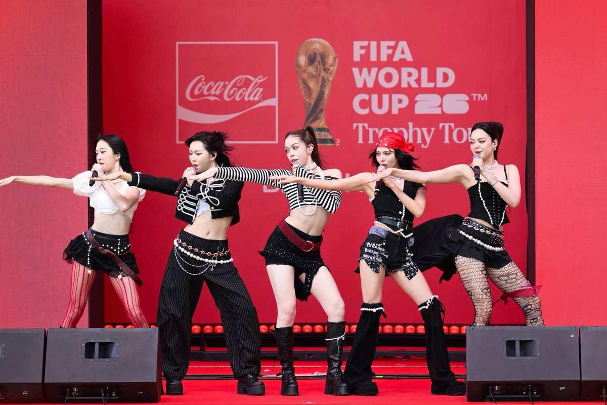 tpopenespanol's tweet photo. Artistas tailandeses le dieron la bienvenida a Bangkok al trofeo original de la Copa Mundial de la FIFA.
Al evento asistieron artistas de T-POP como #PERSES #VIIS #ppkritt #PUN, entre otros.
#โค้กเปิดฟีลซ่าส์ #FIFATrophyTour
#FIFAWorldCup #CokeTH https://t.co/i4EW0Kql52