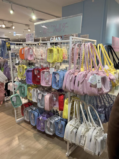 i decided to get 2 (two) ita bags during this trip but how am i supposed to decide when there are so many cool options