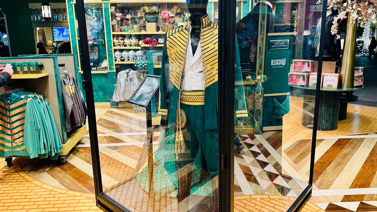 d*4様 新品　ユニバーサルスタジオジャパン　オズの魔法使い　フィンガーストラッ ⬅️ユニバーサルスタジオ・ハリウッドでは、パーク外のシティウォーク