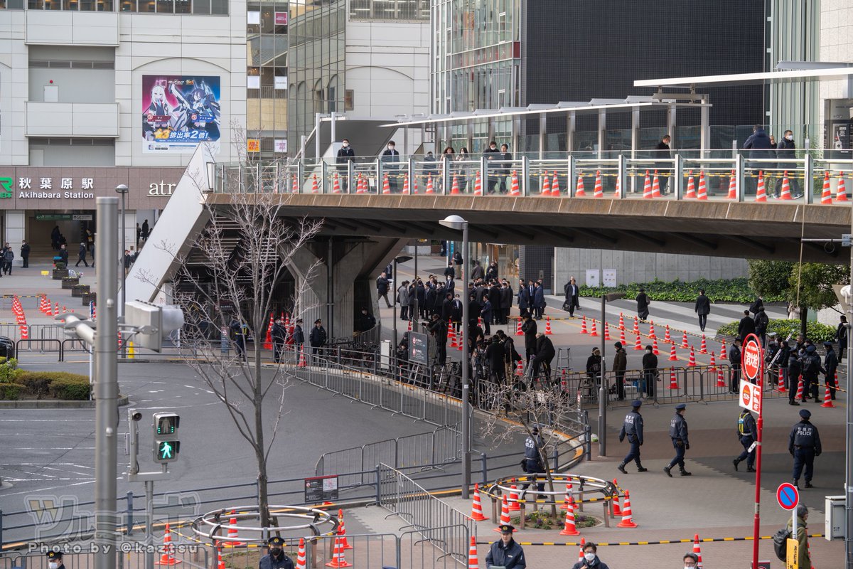 kaztsu's tweet photo. 本日27日に公示される衆院選の第一声として、高市早苗首相（自民党総裁）日本維新の会の吉村洋文代表と共に秋葉原で街頭演説。駅前・旧ガンダムカフェ前のようす https://t.co/XPjDgeWaLZ