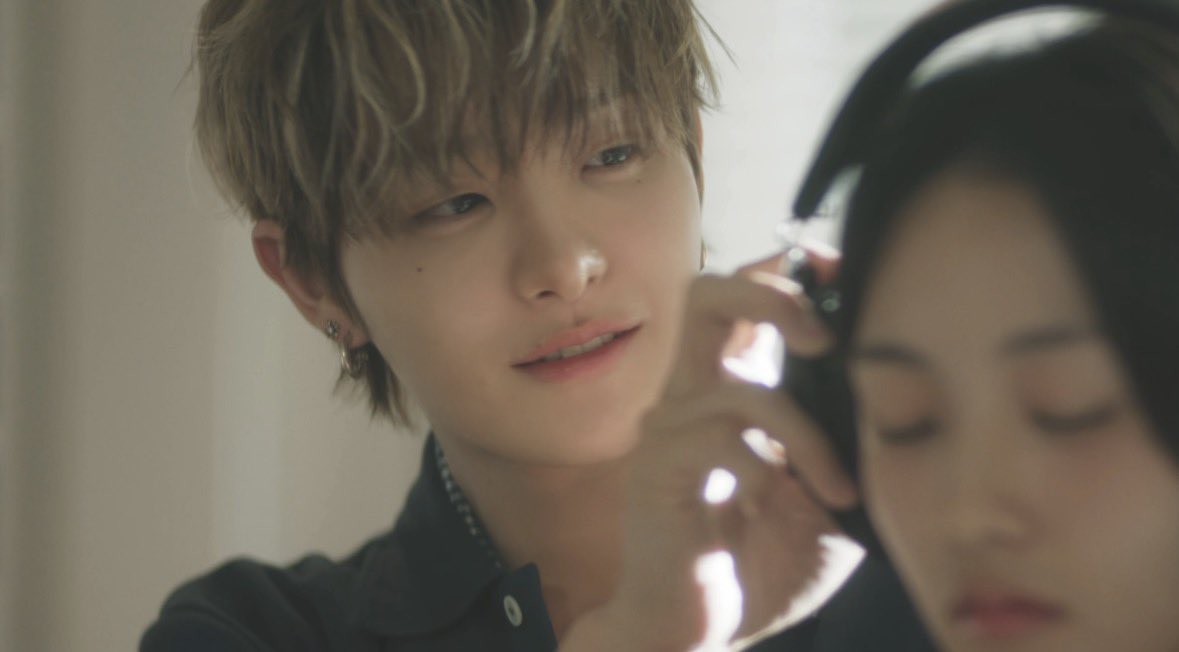 ジフン
HELLOの時は🎧自分で付けてたのに
BETTER THAN MEでは彼女に付けて
こんな愛おしそうな表情をしてるの…

大人になったよね…(；；)