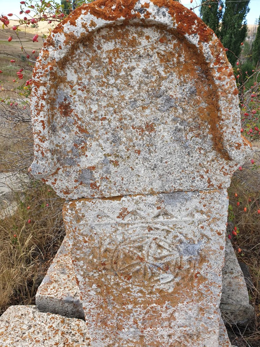 BİR KOÇKIRİ MEZARI 
AFRODİT SEMBOLÜ.
HELENİZM ETKİSİNE ÖRNEK. 
Alevilik hususunda konuşan "alimler" neden bunlardan bahsetmez?