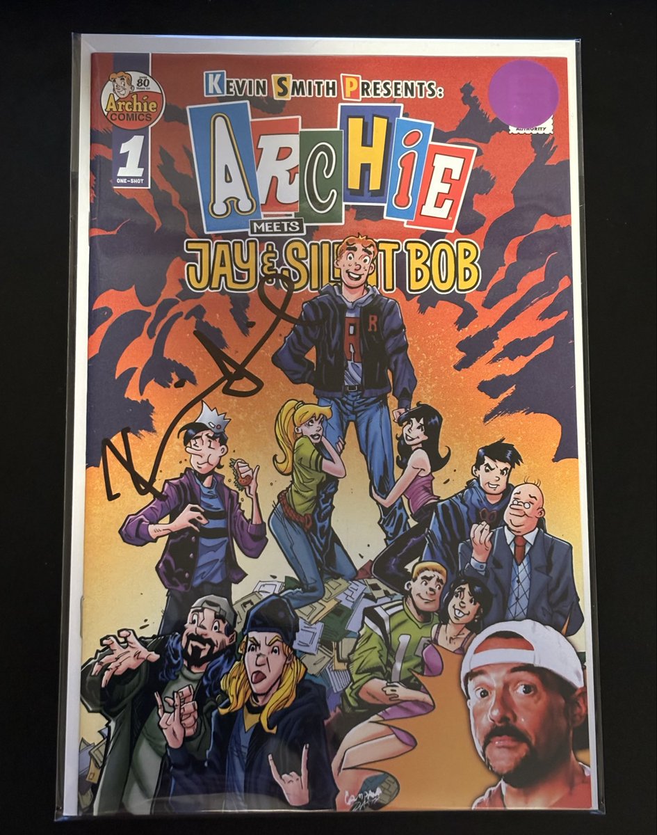 JeremyJeffrey38's tweet photo. @ThatKevinSmith Latest autographed Kevin Smith comic bringing total to 34. https://t.co/Eb5VXwBw81