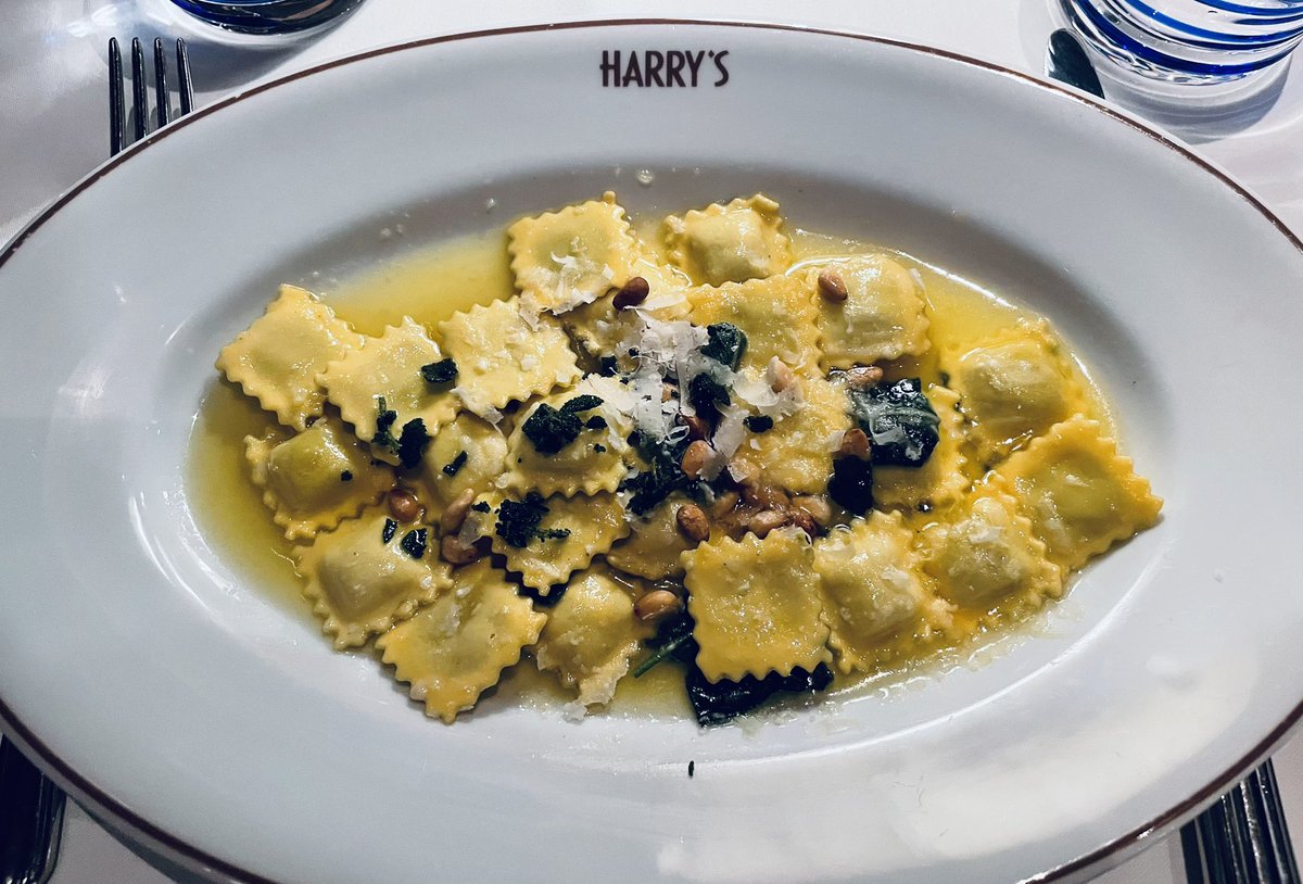 GMGillMaxwell's tweet photo. Pre-theatre cocktails &amp; dinner in Covent Garden then off to the theatre ❤️
#CoventGarden #London #TouristyThings 
#DominionTheatre #Theatre #Show #Harrys #LondonInstitutions https://t.co/Fxv52jNXXW