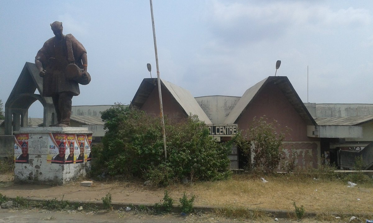 OgbeniAdugbo's tweet photo. Our Governors are wasteful and wicked! 

This is Oyo state cultural centre that has been left in ruins! This is one-of the places any tourist will want to visit in Ibadan but has been left to waste. 

The structure is cleverly built into the hill so you don't really see much of it from the top, but the back? Stunning.

Governor Makinde chose to spent 50B to renovate governor house but left this to waste. 

Who did we offend as a people????