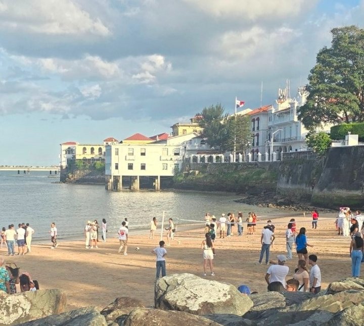 HAY QUE HACER un nuevo escándalo!!!

¿De qué nos quejamos?  🤔

R- De San Miguelito - Ya me cansó ese tema.

R- Del monumento chino - Ufff

R- Ya se!!! Del nombre de la playita, del letrero del municipio y de las bancas.

Así piensan los TERCERMUNDISTAS 🤷🏻