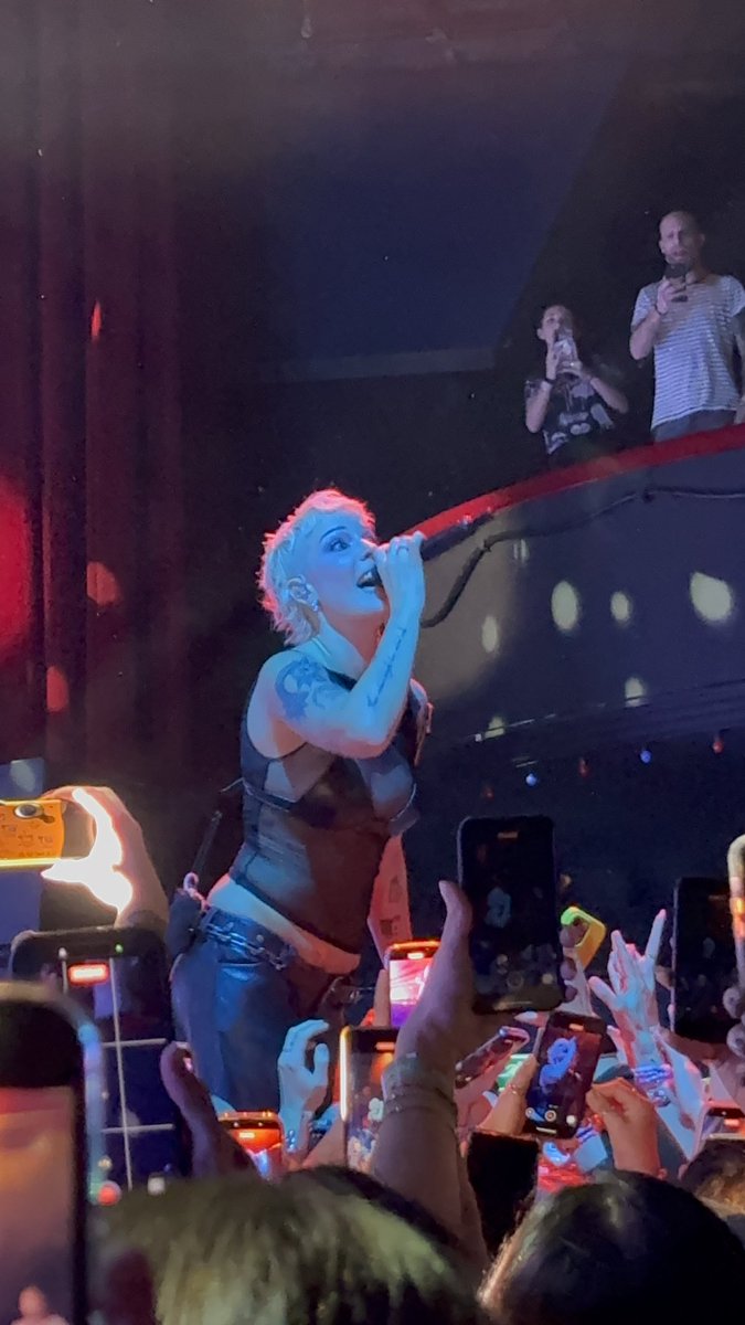 ilo_bee's tweet image. I will NEVER recover from this show 🥹🩵 

Halsey ily