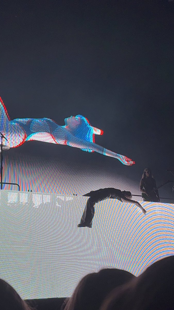 ilo_bee's tweet image. I will NEVER recover from this show 🥹🩵 

Halsey ily