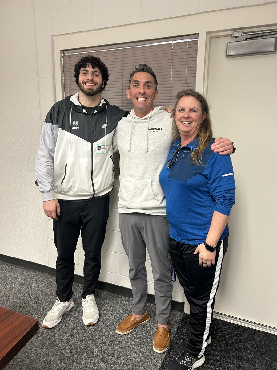 marcus_malu's tweet photo. Thank you to my brotha @dominickmazotti7 for stopping by Deer Valley to talk with our student athletes and also meeting our admins. Grateful for all to see that we all gotta keep working for these kids in return our community gets to shine. #PortlandStateFootball #DVFootball https://t.co/favqoYqyb6
