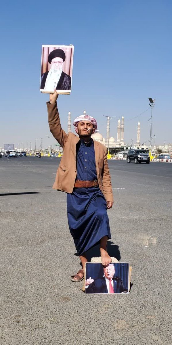 يكفينا فخرا ان لنا اخوه اشداء وسند في اليمن السعيد. ☫

ملاحظه الصوره حقيقيه من ميدان صنعاء.