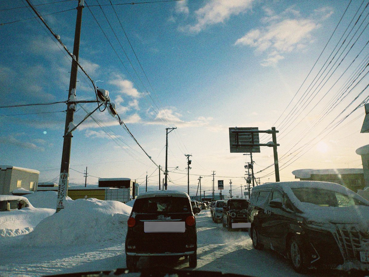 今朝の小学校送迎、雪の影響でとんでもないことに…❄️
行きはスムーズに10分。
なのに、帰りはまさかの50分コース。
狭い車内、チャイルドシートで飽きちゃった1歳の娘はギャン泣き。
私はハンドルを握りながら必死になだめて、心身ともに抜け殻状態です😂
でも、止まってられないのが親の宿命！