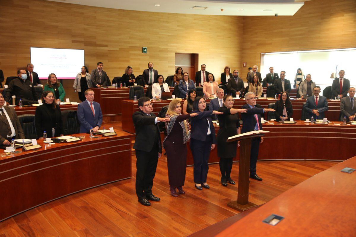 PJEdomex's tweet photo. #Comunicado📄
Nueva titular del Centro de Mediación e integrantes de Sala Constitucional y de Asuntos Indígenas

● Magistradas y magistrados asumen nuevos retos en defensa de derechos y diversidad.

Con una agenda orientada a la transformación institucional y al fortalecimiento de la justicia, el Pleno del Tribunal Superior de Justicia del Estado de México celebró su Sesión Ordinaria encabezada por el Magistrado Presidente Héctor Macedo García, cuyos trabajos se centraron en la modernización del quehacer jurisdiccional y en la toma de decisiones estratégicas para la entidad.

Conoce más información ⬇️⬇️
https://t.co/ZNYBorMFyG