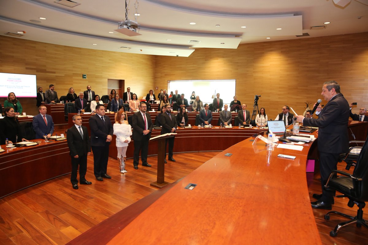 PJEdomex's tweet photo. #Comunicado📄
Nueva titular del Centro de Mediación e integrantes de Sala Constitucional y de Asuntos Indígenas

● Magistradas y magistrados asumen nuevos retos en defensa de derechos y diversidad.

Con una agenda orientada a la transformación institucional y al fortalecimiento de la justicia, el Pleno del Tribunal Superior de Justicia del Estado de México celebró su Sesión Ordinaria encabezada por el Magistrado Presidente Héctor Macedo García, cuyos trabajos se centraron en la modernización del quehacer jurisdiccional y en la toma de decisiones estratégicas para la entidad.

Conoce más información ⬇️⬇️
https://t.co/ZNYBorMFyG