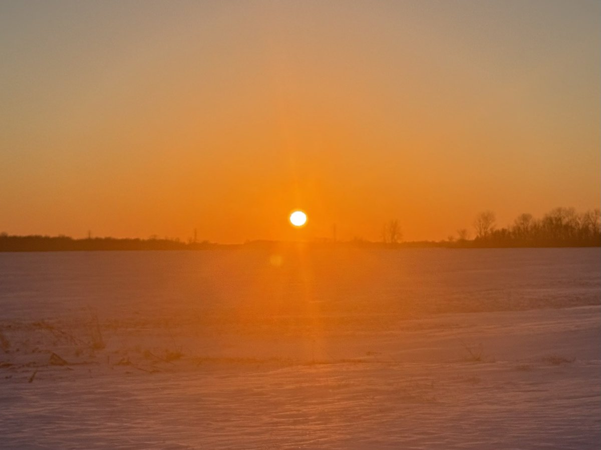 Sunset in Staunton Illinois tonight <a href="/SteveTempleton/">Steve Templeton</a> <a href="/scottontvKSDK/">Scott Connell on KSDK</a> <a href="/HFitzpatrickWX/">Haley Fitzpatrick</a> <a href="/MattBednarWX/">Matt Bednar</a> <a href="/DarrenLeedsWx/">Meteorologist Darren Leeds</a> <a href="/jacobdickeywx/">Jacob Dickey, WCIA 3 News</a> <a href="/spann/">James Spann</a> #ilwx