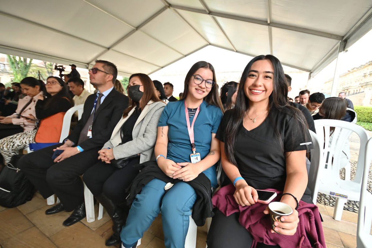 🚨 Esto debe ser viral. Compartan todos, por favor.

Por primera vez en Colombia, cerca de 8.000 internos de medicina reciben salario mínimo vital y Seguridad Social durante su internado.
Lo que antes era explotación hoy es dignidad.

La reforma laboral del Gustavo Petro lo hizo