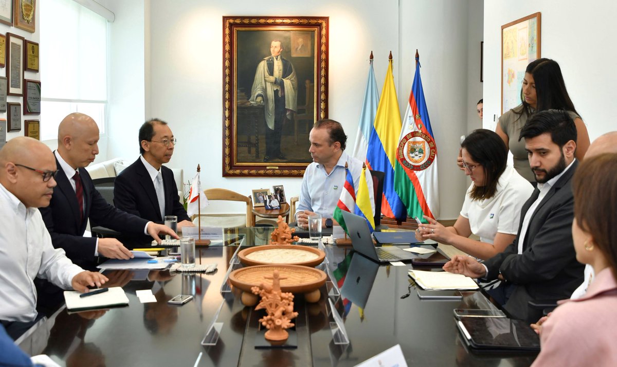alejoeder's tweet photo. Hoy conversamos con el embajador de Japón, Shimizu Toru, y nos contó algo clave: hay un interés real en Cali para trabajar juntos en comercio, inversión y cooperación. 🇨🇴🇯🇵

Hablamos de transparencia, datos, startups y de cómo seguir construyendo una ciudad más inteligente.

Cuando las cosas se hacen bien, llegan las oportunidades.
Cali crece con aliados y con futuro.

#CaliEsDondeDebesEstar #AsíRecuperamosCali #InvertirParaCrecer