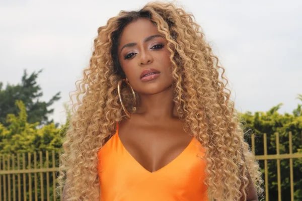 PCogui's tweet image. O que vem sendo ventilado é uma possível ida de Cariúcha para a RedeTV. A apresentadora pode assumir o comando do #SuperPop, programa que ficou por 25 anos sob o comando de Luciana Gimenez, que recentemente deixou a emissora.

ℹ️ Fábia Oliveira