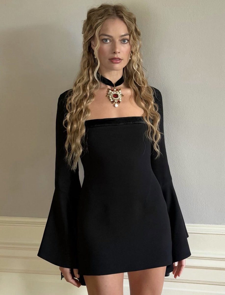 Margot Robbie looks stunning for ‘WUTHERING HEIGHTS’ press. 📷