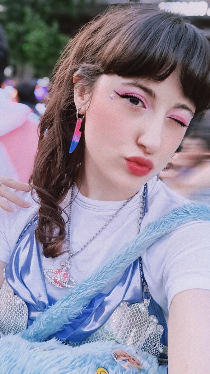 fang666dsiren's tweet photo. es difícil ser la winx de la familia pero alguien tiene que hacerlo... https://t.co/YOquyMyirh