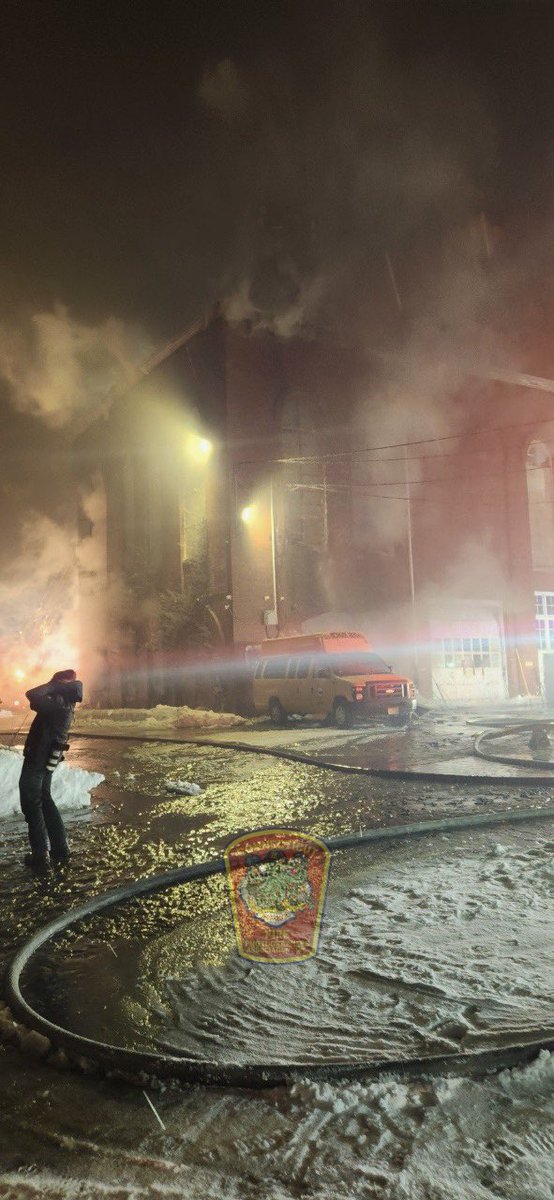 ctfirephoto's tweet image. Happening now! We have CFPA Massachusetts member Bob Myers (@105firephotos) on the scene of a commercial building fire in New Bedford, MA.