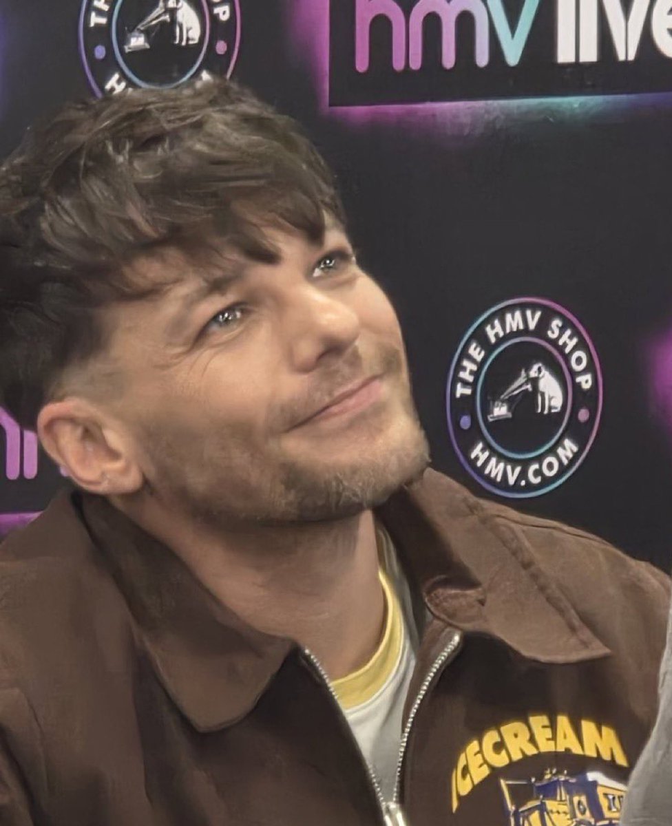 fitflouwlls's tweet image. stan an artist who is looking like this at his fans❤️‍🩹🥹