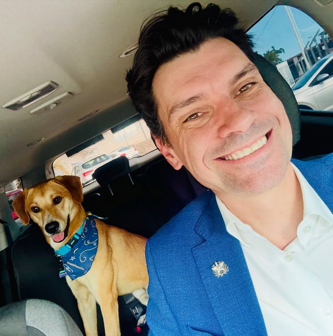 republiqueBRA's tweet photo. 🚨 🐕 ATENÇÃO: Polícia apura se o grupo de adolescentes que matou o cão Orelha, em Florianópolis (SC), também atentou contra a vida de outro cachorro comunitário do local; o animal sofreu uma tentativa de afogamento na Praia Brava, no mesmo dia, mas sobreviveu e foi adotado pelo delegado-geral da Polícia Civil de Santa Catarina, Ulisses Gabriel.