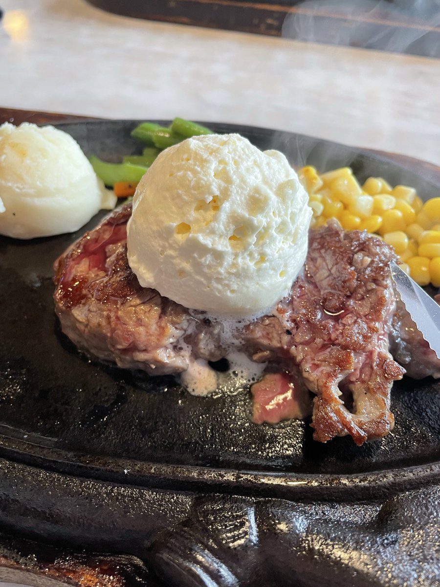 これは肉のグラビア。えちえちだね。ステーキハウス88のガーリックバターステーキ。