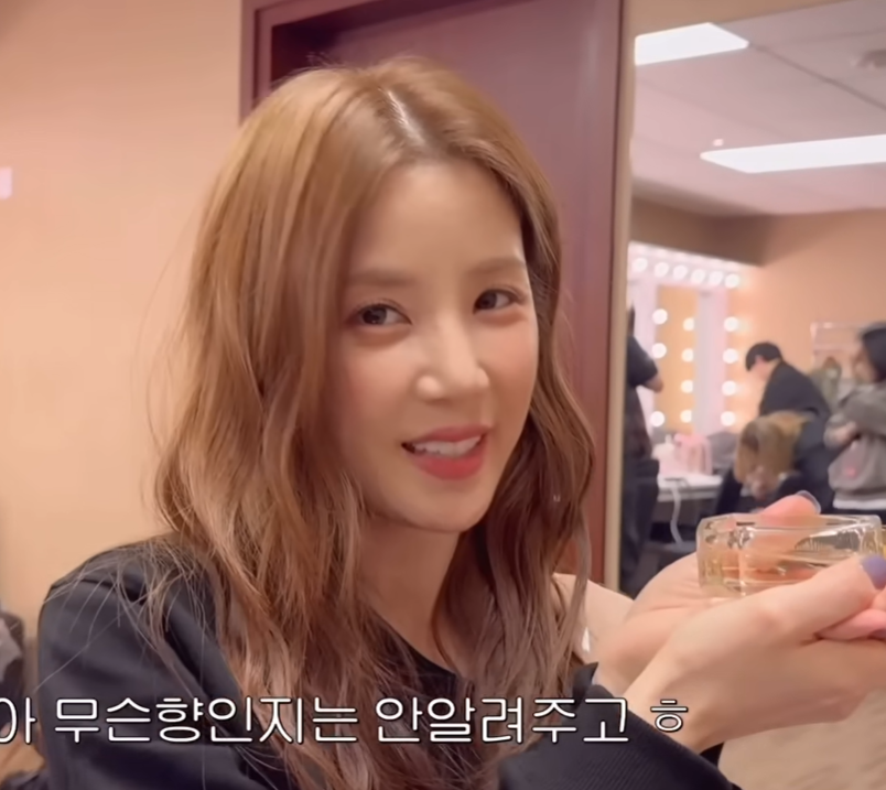 idolperfume_zip's tweet photo. ଘ..★ 260127 에이핑크 박초롱 향수 정보      

ಣ 박초롱 
ಣ 브랜드: 메종 프란시스 커정       
ಣ 제품명: 아폼 오 드 퍼퓸  
ಣ 가격: 229,000원(35ml)   
ಣ 향기 가이드: 화이트 플로럴 | 바닐라 | 머스크 
▶ https://t.co/JelGQdwGpF

#에이핑크 #APINK #박초롱 #PAKR_CHORONG #초롱 https://t.co/nbmSNHzMaC
