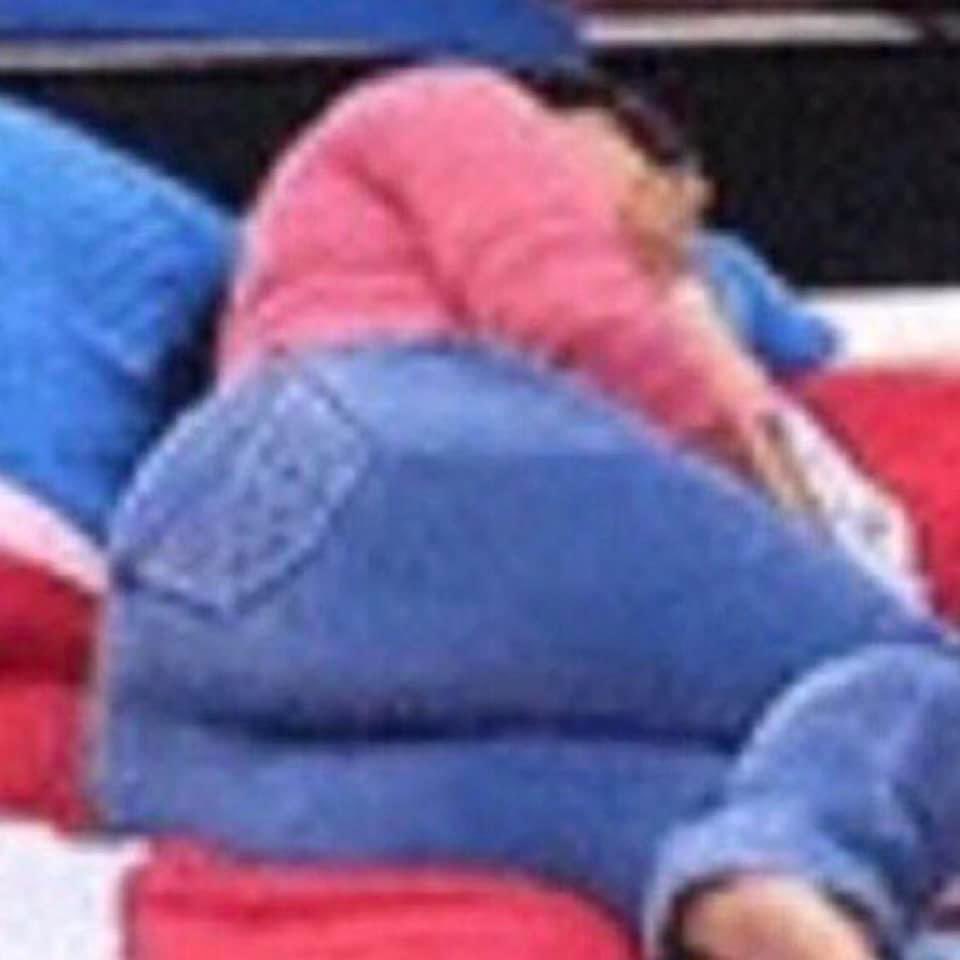 tem noites que bate uma tristeza assim sabe...