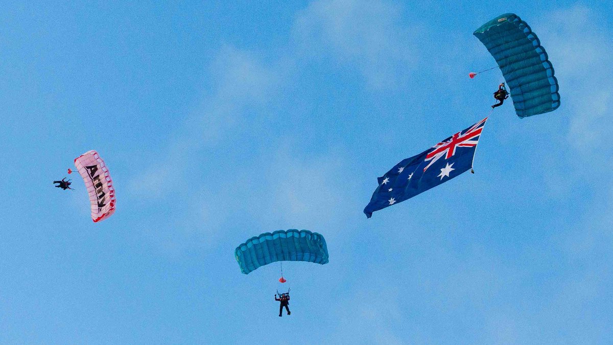 DefenceAust's tweet photo. Australia Day 2026 🇦🇺 Sydney’s skies came alive as the @AustralianArmy's Red Berets leapt into action, performing a freefall jump over Sydney Harbour. Down on the ground, the 9th Regiment, Royal Australian Artillery marked the day with a 21 Gun Salute at Bradfield Park.

#YourADF https://t.co/XBwJlyIBz5