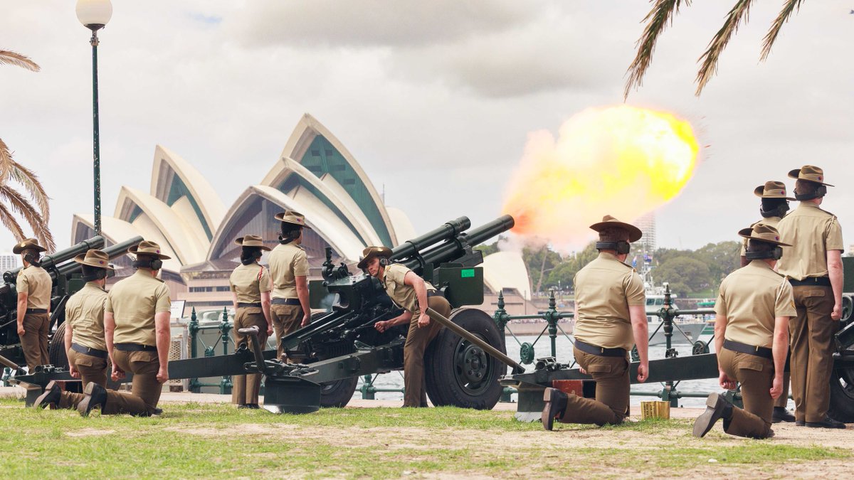 DefenceAust's tweet photo. Australia Day 2026 🇦🇺 Sydney’s skies came alive as the @AustralianArmy's Red Berets leapt into action, performing a freefall jump over Sydney Harbour. Down on the ground, the 9th Regiment, Royal Australian Artillery marked the day with a 21 Gun Salute at Bradfield Park.

#YourADF https://t.co/XBwJlyIBz5