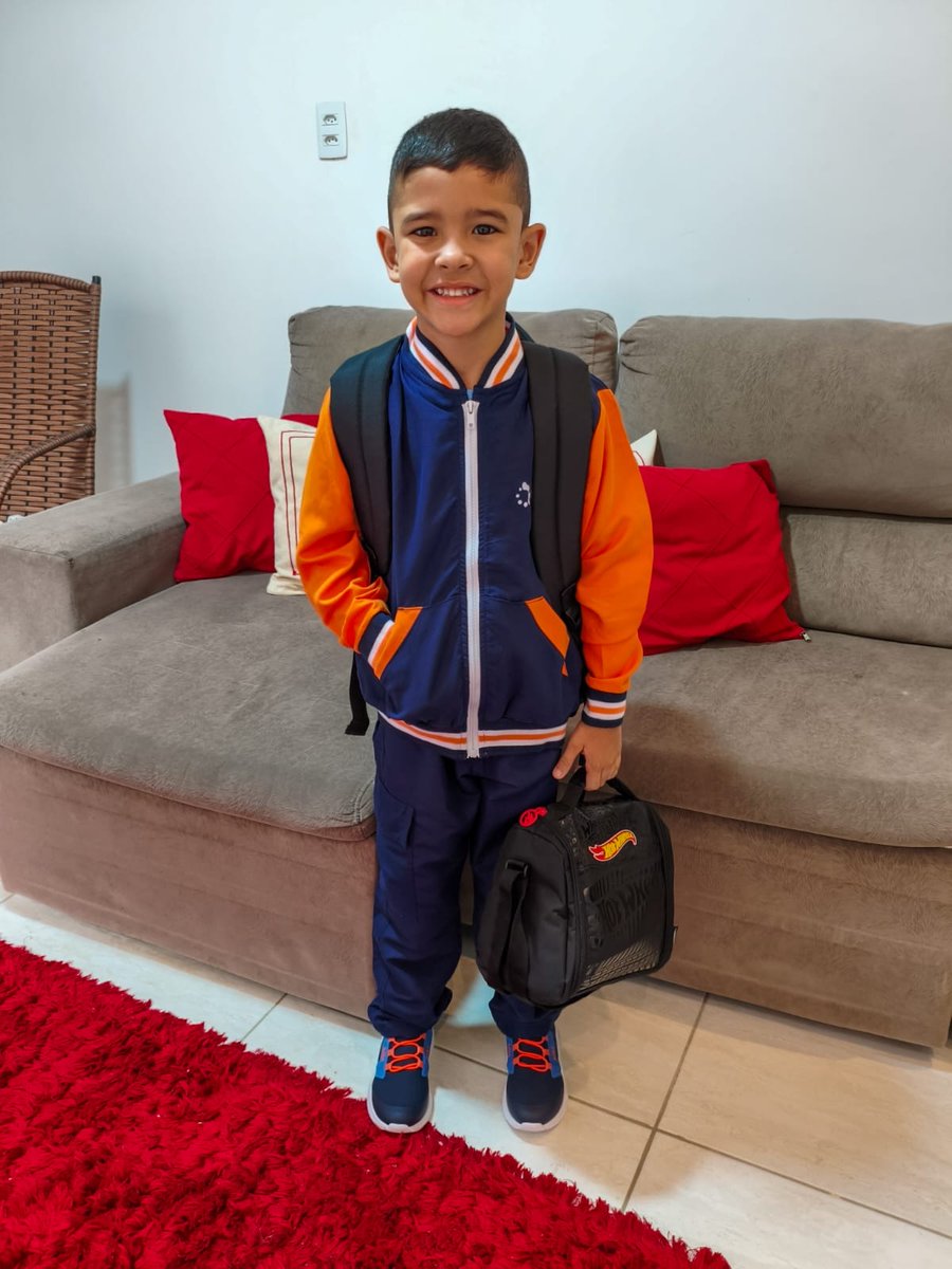 Jeisysamara's tweet photo. Meu bebê cresceu 😍😍 que papai continue te abençoando e protegendo meu amor . Estaremos aqui sempre por você.  Te amo 💞  1° ano , ano de formatura, em nome de Jesus Cristo 😍🙏🏽 https://t.co/B8G8CVT4Vy