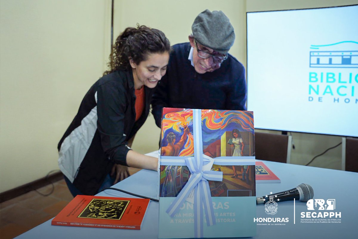 #SECAPPHHOY ​Este día, las instalaciones de la Biblioteca Nacional "Juan Ramón Molina" fueron el escenario de un evento cargado de significado.

 La ministra de la SECAPPH, Dra. Annarella Vélez Osejo, realizó la última presentación de libros de su gestión, reafirmando su