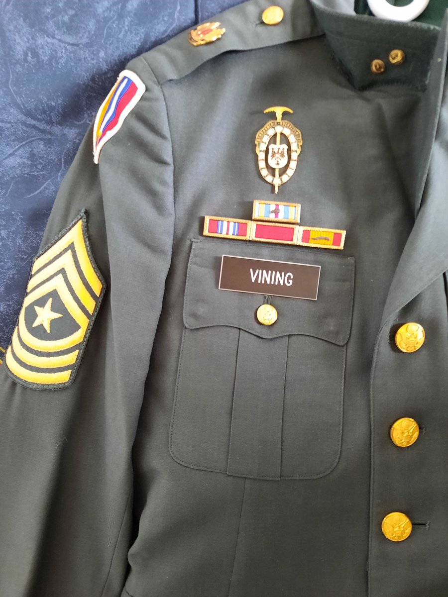 BlastingThrough's tweet image. Some of you have asked where the Austrian High Alpine Police Badge goes “on the uni,” (uniform). It’s displayed on the right side. Here’s a closeup, and thank you for your interest: