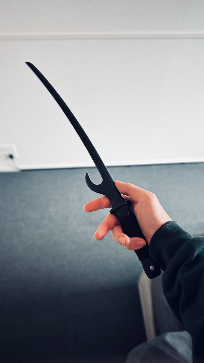 accel_bee's tweet image. 室外機の上に雪積もって凍ってガチガチになってたの素手じゃどうにもならんかったけど家に兜割あって良かった…