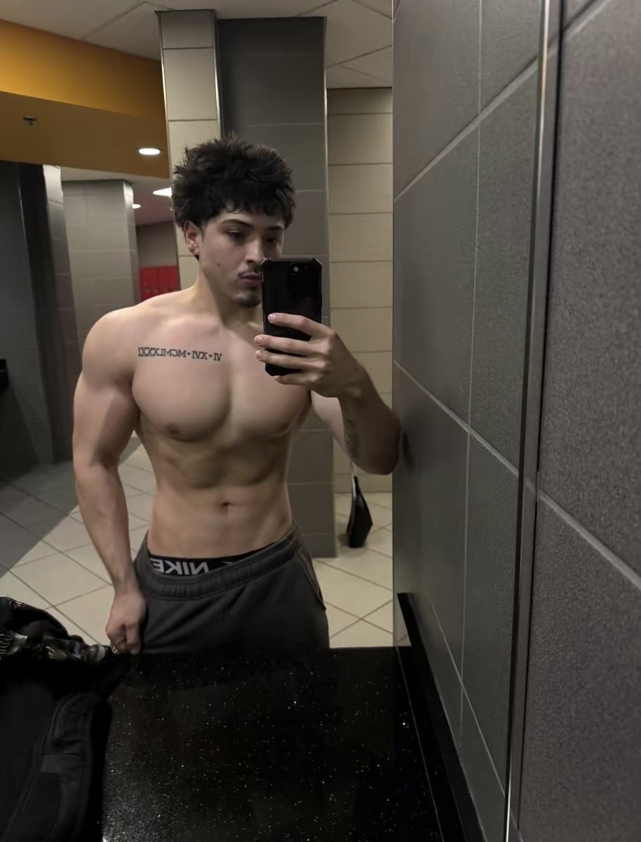 strip4nånø tweet media