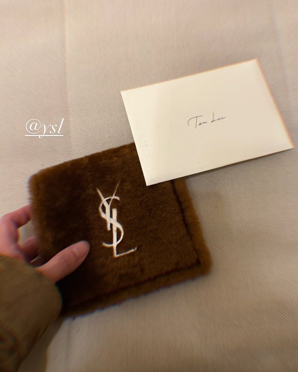 olalacool's tweet image. เพราะรีเควส Ten Lee ไป แบรนด์ก็เลยจัดให้ตามคำขอ! ทั้งหน้าบัตรเชิญ ทั้งป้ายรอรับ ทุกอย่างเตรียมไว้เพื่อคุณ Ten Lee คนนี้เท่านั้น  1เดียวเลย จีเนียสมากๆๆ #TENtoYSL2026Show