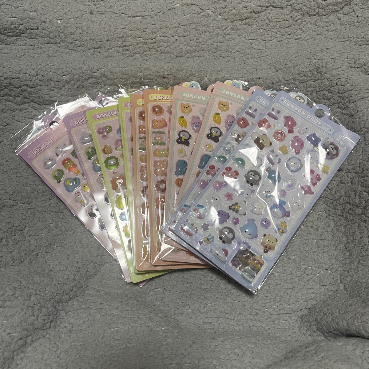 今年4年生になるプリンセス1号が激ハマリしてるシール交換？

で、もうすぐ誕生日やから、去年のクリスマスに続いて大量のシールをプレゼント予定😎

ホンマは先に他のん買ぉとってんけど、本人がシールがええ！て言うもんやから、急遽、かき集めてます。
まだまだ届きますww

#シール
#シール交換