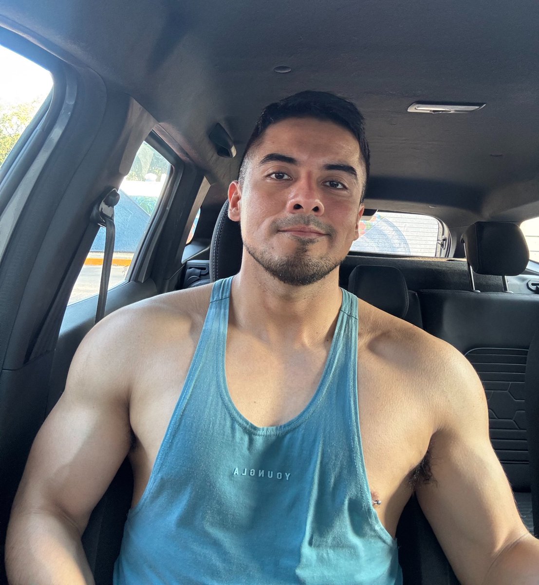 Bogart's tweet image. se me olvidó ponerme desodorante 😳🙈