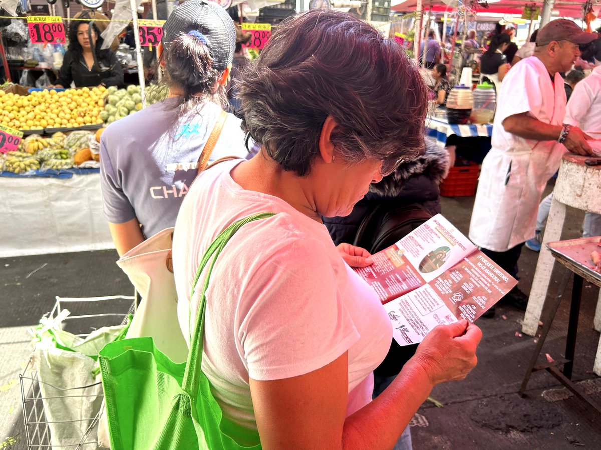 Hoy recorrimos el mercado de Santa Fe, para compartir con nuestras vecinas y vecinos el Informe de Actividades Legislativas. 🧾🤝
Cada conversación nos permite conocer de primera mano sus inquietudes, propuestas y los temas que más les importan, para transformarlos en acciones y